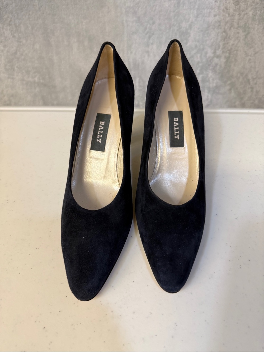 Bally Suede Heels Size 7.5 Navy Pumps with Gold Chain Heel Detail - Picture 3 of 9